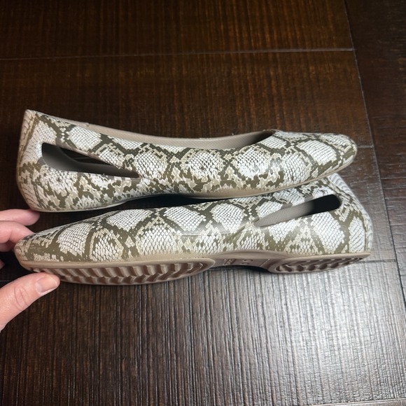 CROCS Sloane Snakeskin Square Toe Ballet Flats Women's Size 10 Tan Gray White - Picture 4 of 6